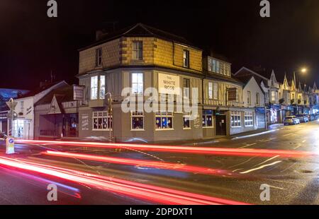 Swansea, Großbritannien. Dezember 2020. Der Verkehr macht seinen Weg vorbei an der White Rose Pub, die in dem kleinen Dorf Mumbles in der Nähe von Swansea an diesem Abend vor Wales nationalen Sperre ab Mitternacht heute Abend wegen der steigenden Anzahl von Coronavirus-Fällen in Wales und dem Rest des Vereinigten Königreichs geschlossen ist. Das White Rose Pub befindet sich im Herzen des Dorfes und wäre normalerweise sehr voll zu dieser Jahreszeit. Quelle: Phil Rees/Alamy Live News Stockfoto