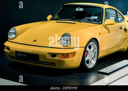 STUTTGART, 6. März 2020: Der Porsche 911 Turbo S 3.3 Leichtbau (964) 1993 im Porsche Museum. Stockfoto