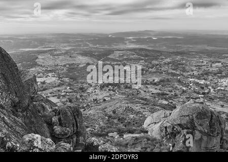 Eine Graustufen-Hochwinkelaufnahme einer Landschaft in Monsanto, Portugal Stockfoto