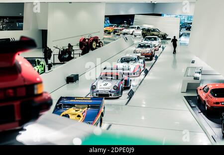 STUTTGART, Deutschland 6. März 2020: Museumsinnere und Siegerautos im Porsche Museum. Stockfoto