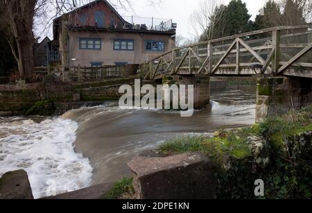 Der Fluss Avon Wehr an der Saxon Mill mit hohem Wasserstand, Warwick, Warwickshire, England, Großbritannien Stockfoto