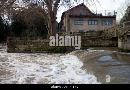 Der Fluss Avon Wehr an der Saxon Mill mit hohem Wasserstand, Warwick, Warwickshire, England, Großbritannien Stockfoto