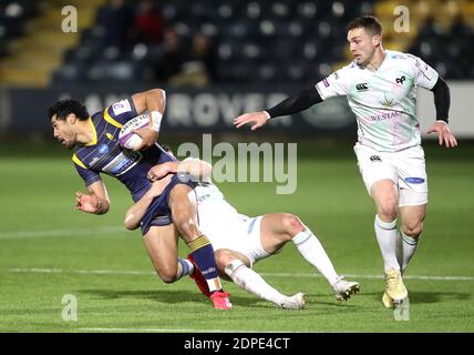 Melani Nanai von Worcester Warriors (links) wird von Ospreys' Owen Watkin während des Heineken Challenge Cup-Spiels im Sixways Stadium in Worcester angegangen. Stockfoto