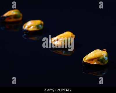 Eine Aufnahme von Muscheln aus der Dose in einem braunen Winkel Ölige Sauce Stockfoto