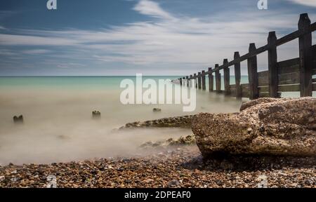 Sea Defence (Gyones) am Kiesstrand bei Climping Stockfoto