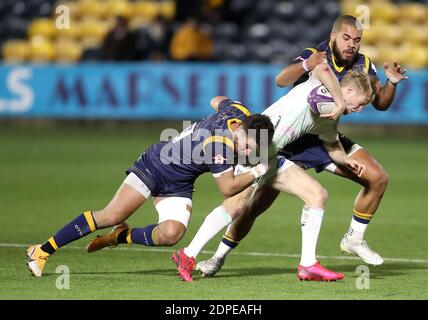 Die Ospreys' Mat Protheroe wird von Nick David und Ollie Lawrence von den Worcester Warriors (links) während des Heineken Challenge Cup-Spiels im Sixways Stadium in Worcester angegangen. Stockfoto