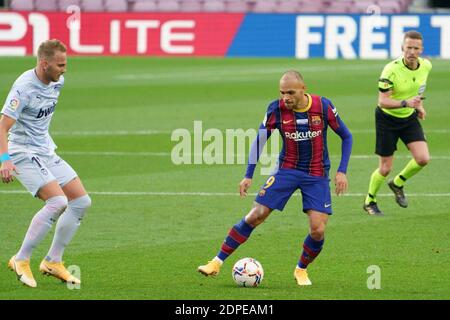 Camp Nou, Barcelona, Katalonien, Spanien. Dezember 2020. La Liga Fußball, Barcelona gegen Valencia; Braithwaite von Barcelona zieht den Ball zurück von Racic von Valencia Credit: Action Plus Sports/Alamy Live News Stockfoto