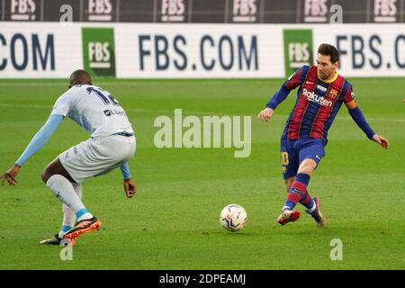 Camp Nou, Barcelona, Katalonien, Spanien. Dezember 2020. La Liga Fußball, Barcelona gegen Valencia; Leo Messi spielt den Ball durch die Verteidigungslinie von Valencia Credit: Action Plus Sports/Alamy Live News Stockfoto