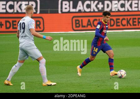 Camp Nou, Barcelona, Katalonien, Spanien. Dezember 2020. La Liga Fußball, Barcelona gegen Valencia; Coutinho von Barcelona schneidet weg von der Herausforderung von Racic von Valencia Kredit: Action Plus Sport/Alamy Live News Stockfoto