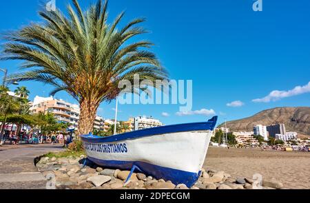 Los Cristianos, Teneriffa, Spanien - 12. Dezember 2019: Strand und Sandstrand in Los Cristianos, Teneriffa Insel, die Kanaren Stockfoto