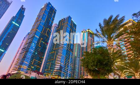 Dubai, VAE - 30. Januar 2020: Moderne Gebäude der Dubai Marina bei Nacht, Vereinigte Arabische Emirate Stockfoto