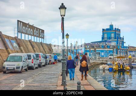 Las Galletas, Teneriffa, Spanien - 14. Dezember 2019: Marina del Sur in Las Galletas Stockfoto