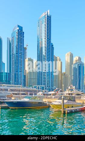 Dubai, VAE - 30. Januar 2020: Hafen mit Booten und moderne Türme der Dubai Marina, Vereinigte Arabische Emirate Stockfoto