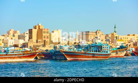 Dubai, VAE - 31. Januar 2020: Arabische Dhow Boote auf dem Liegeplatz in Deira in Dubai, Vereinigte Arabische Emirate Stockfoto