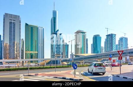 Dubai, VAE - 30. Januar 2020: Sheikh Zayed Road in der Nähe der Business Bay Metro Station in Dubai, United Arab Emirate Stockfoto