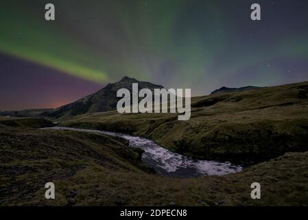 Nordlichter (Aurora Borealis) Über den Fluss Skoga in Island Stockfoto