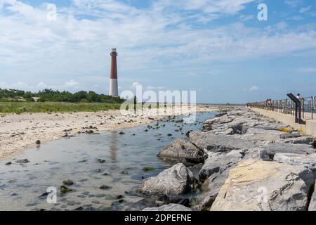 Der majestätische Leuchtturm Barnegat am Ufer des Meeres Stockfoto