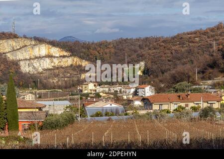 Das Dorf Incaffi in der Provinz Verona mit dem Berg Moscal und dem verlassenen Steinbruch im Hintergrund. Stockfoto