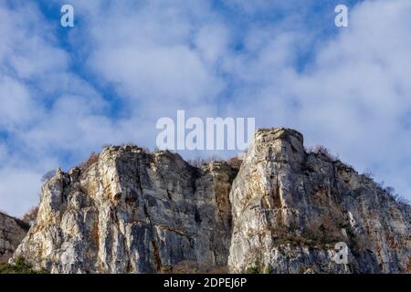 Mount Moscal von unten gesehen. Der Berg beherbergt eine ehemalige NATO-Basis in einem geheimen Bunker des alliierten Landstreitkommandos Südeuropas. Stockfoto