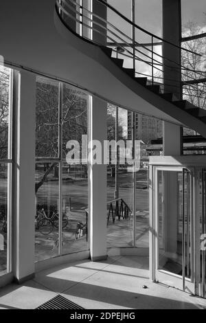 Eine vertikale Nahaufnahme der Wendeltreppe in Graustufen Das Gebäude Stockfoto