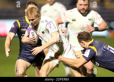 Ospreys' Mat Protheroe wird von Ashley Beck von Worcester Warriors während des Heineken Challenge Cup Spiels im Sixways Stadium in Worcester angegangen. Stockfoto