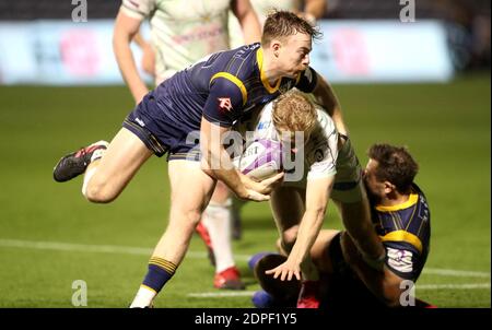 Ospreys' Mat Protheroe wird von Gareth Simpson (links) und Ashley Beck von Worcester Warriors während des Heineken Challenge Cup Spiels im Sixways Stadium, Worcester, angegangen. Stockfoto