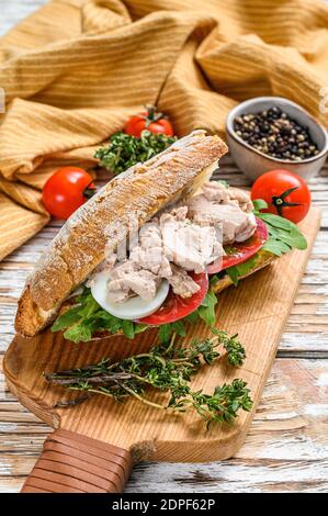 Hausgemachte Hühnerleber Pastete mit Kräutern auf Ciabatta Brot, Sandwich. Weißer Hintergrund. Draufsicht. Stockfoto