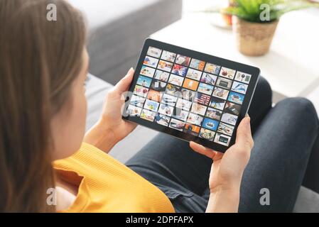 Frau, die auf dem Tablet fernsieht. Fernsehen, Multimedia-Streaming-Dienste Stockfoto