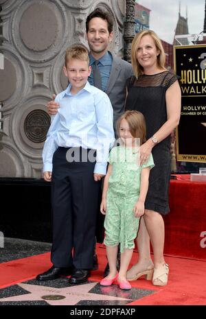 Paul Rudd, der mit seiner Frau Julie Yaeger, seiner Tochter Darby Rudd und seinem Sohn Jack Sullivan Rudd posiert, wird am 1. Juli 2015 auf dem Hollywood Walk of Fame vor dem El Capitan Theatre in Los Angeles, CA, USA, mit dem 23554. Star geehrt. Foto von Lionel Hahn/ABACAPRESS.COM Stockfoto