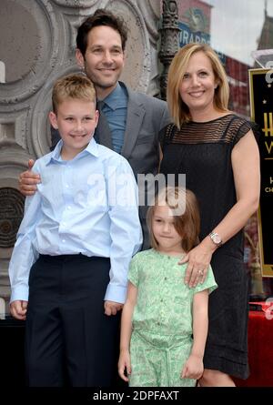 Paul Rudd, der mit seiner Frau Julie Yaeger, seiner Tochter Darby Rudd und seinem Sohn Jack Sullivan Rudd posiert, wird am 1. Juli 2015 auf dem Hollywood Walk of Fame vor dem El Capitan Theatre in Los Angeles, CA, USA, mit dem 23554. Star geehrt. Foto von Lionel Hahn/ABACAPRESS.COM Stockfoto