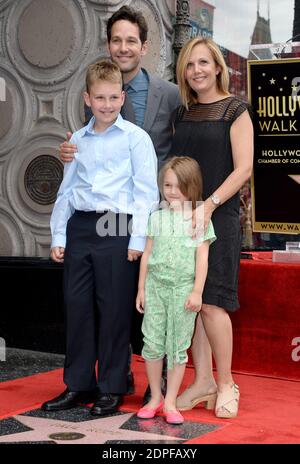 Paul Rudd, der mit seiner Frau Julie Yaeger, seiner Tochter Darby Rudd und seinem Sohn Jack Sullivan Rudd posiert, wird am 1. Juli 2015 auf dem Hollywood Walk of Fame vor dem El Capitan Theatre in Los Angeles, CA, USA, mit dem 23554. Star geehrt. Foto von Lionel Hahn/ABACAPRESS.COM Stockfoto