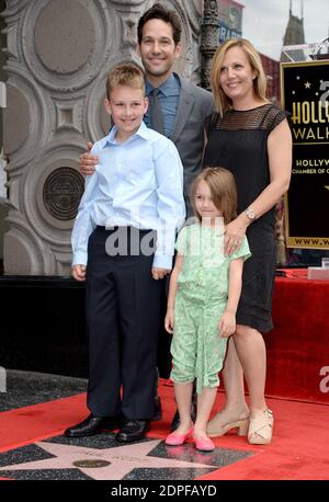 Paul Rudd, der mit seiner Frau Julie Yaeger, seiner Tochter Darby Rudd und seinem Sohn Jack Sullivan Rudd posiert, wird am 1. Juli 2015 auf dem Hollywood Walk of Fame vor dem El Capitan Theatre in Los Angeles, CA, USA, mit dem 23554. Star geehrt. Foto von Lionel Hahn/ABACAPRESS.COM Stockfoto