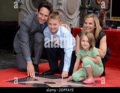 Paul Rudd, der mit seiner Frau Julie Yaeger, seiner Tochter Darby Rudd und seinem Sohn Jack Sullivan Rudd posiert, wird am 1. Juli 2015 auf dem Hollywood Walk of Fame vor dem El Capitan Theatre in Los Angeles, CA, USA, mit dem 23554. Star geehrt. Foto von Lionel Hahn/ABACAPRESS.COM Stockfoto
