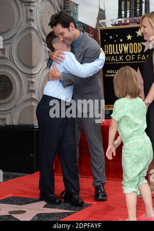 Paul Rudd, der mit seiner Frau Julie Yaeger, seiner Tochter Darby Rudd und seinem Sohn Jack Sullivan Rudd posiert, wird am 1. Juli 2015 auf dem Hollywood Walk of Fame vor dem El Capitan Theatre in Los Angeles, CA, USA, mit dem 23554. Star geehrt. Foto von Lionel Hahn/ABACAPRESS.COM Stockfoto