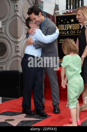 Paul Rudd, der mit seiner Frau Julie Yaeger, seiner Tochter Darby Rudd und seinem Sohn Jack Sullivan Rudd posiert, wird am 1. Juli 2015 auf dem Hollywood Walk of Fame vor dem El Capitan Theatre in Los Angeles, CA, USA, mit dem 23554. Star geehrt. Foto von Lionel Hahn/ABACAPRESS.COM Stockfoto