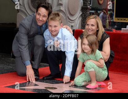 Paul Rudd, der mit seiner Frau Julie Yaeger, seiner Tochter Darby Rudd und seinem Sohn Jack Sullivan Rudd posiert, wird am 1. Juli 2015 auf dem Hollywood Walk of Fame vor dem El Capitan Theatre in Los Angeles, CA, USA, mit dem 23554. Star geehrt. Foto von Lionel Hahn/ABACAPRESS.COM Stockfoto