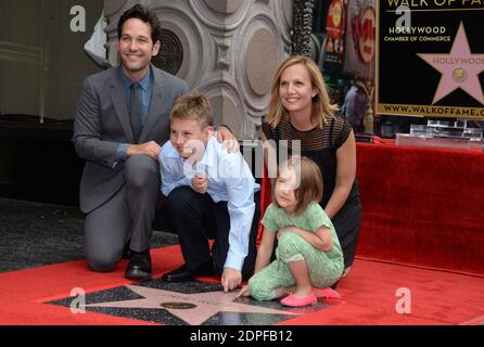 Paul Rudd, der mit seiner Frau Julie Yaeger, seiner Tochter Darby Rudd und seinem Sohn Jack Sullivan Rudd posiert, wird am 1. Juli 2015 auf dem Hollywood Walk of Fame vor dem El Capitan Theatre in Los Angeles, CA, USA, mit dem 23554. Star geehrt. Foto von Lionel Hahn/ABACAPRESS.COM Stockfoto