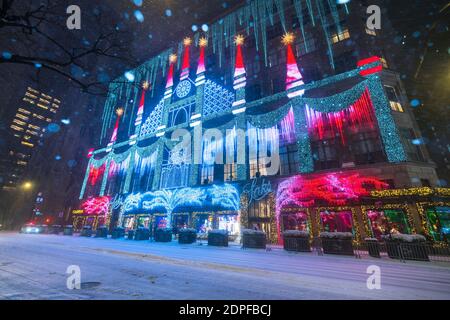 Saks 5th Avenue's Christmas Lights Show während des Schneesturms inmitten von COVID-19 NEW YORK CITY Stockfoto