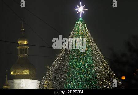 Kiew, Ukraine. Dezember 2020. Der Hauptweihnachtsbaum der Ukraine lits während der Beleuchtungszeremonie auf dem Sophienplatz in Kiew, Ukraine, 19. Dezember 2020. Der Hauptweihnachtsbaum der Ukraine 31 Meter hoch ist künstlich und mit 1500 Spielzeugen und ca. 10 km bunten Girlanden verziert. Quelle: Serg Glovny/ZUMA Wire/Alamy Live News Stockfoto