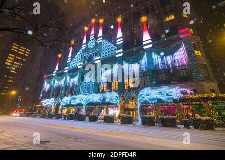 Saks 5th Avenue's Christmas Lights Show während des Schneesturms inmitten von COVID-19 NEW YORK CITY Stockfoto