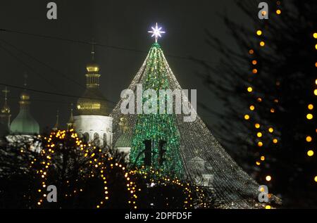 Kiew, Ukraine. Dezember 2020. Der Hauptweihnachtsbaum der Ukraine lits während der Beleuchtungszeremonie auf dem Sophienplatz in Kiew, Ukraine, 19. Dezember 2020. Der Hauptweihnachtsbaum der Ukraine 31 Meter hoch ist künstlich und mit 1500 Spielzeugen und ca. 10 km bunten Girlanden verziert. Quelle: Serg Glovny/ZUMA Wire/Alamy Live News Stockfoto