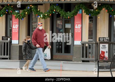 Genf, Illinois, USA. Dezember 2020. Ein Vater und eine Tochter gehen an 40% Rabatt Zeichen vorbei, während sie die Vorteile für das letzte Shopping Wochenende vor Weihnachten nutzen, um einige letzte Geschenke in der Geneva Commons Mall in Genf, IL am Samstag, 19. Dezember 2020 zu holen. Kredit: Mark Black/ZUMA Wire/Alamy Live Nachrichten Stockfoto