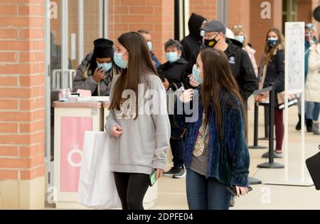 Genf, Illinois, USA. Dezember 2020. Am letzten Wochenende vor Weihnachten am Samstag, den 19. Dezember 2020, strömen Einkäufer in die Geneva Commons Mall in Genf, IL. Kredit: Mark Black/ZUMA Wire/Alamy Live Nachrichten Stockfoto