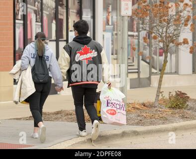 Genf, Illinois, USA. Dezember 2020. Die Käufer nutzen das letzte Einkaufswochenende vor Weihnachten, um am Samstag, den 19. Dezember 2020, im Einkaufszentrum Geneva Commons in Genf, IL, ein paar letzte Geschenke abzuholen. Kredit: Mark Black/ZUMA Wire/Alamy Live Nachrichten Stockfoto