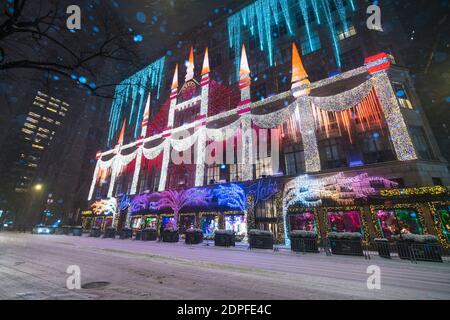 Saks 5th Avenue's Christmas Lights Show während des Schneesturms inmitten von COVID-19 NEW YORK CITY Stockfoto