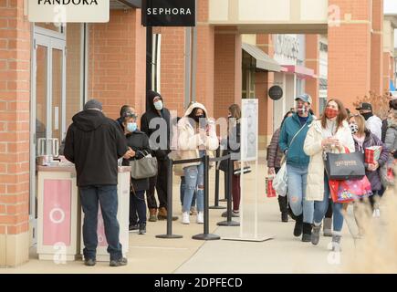 Genf, Illinois, USA. Dezember 2020. Die Käufer nutzen das letzte Einkaufswochenende vor Weihnachten, um am Samstag, den 19. Dezember 2020, im Einkaufszentrum Geneva Commons in Genf, IL, ein paar letzte Geschenke abzuholen. Kredit: Mark Black/ZUMA Wire/Alamy Live Nachrichten Stockfoto