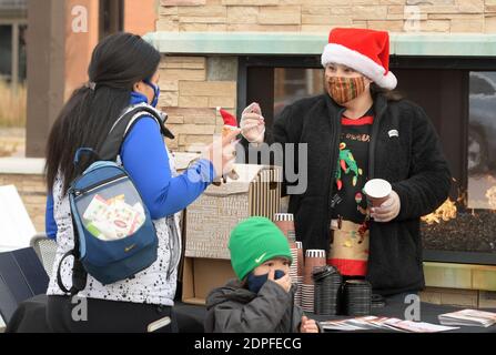 Genf, Illinois, USA. Dezember 2020. MARIA TAYLOR, rechts, gibt am Samstag, den 19. Dezember 2020, heiße Schokolade von der Corner Bakery im Genfer Unterhaus in Genf, IL. Kredit: Mark Black/ZUMA Wire/Alamy Live Nachrichten Stockfoto