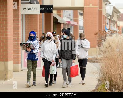 Genf, Illinois, USA. Dezember 2020. Eine Gruppe von Teenagern nutzt das letzte Einkaufswochenende vor Weihnachten, um am Samstag, den 19. Dezember 2020, im Einkaufszentrum Geneva Commons in Genf, IL, Geschenke abzuholen. Kredit: Mark Black/ZUMA Wire/Alamy Live Nachrichten Stockfoto