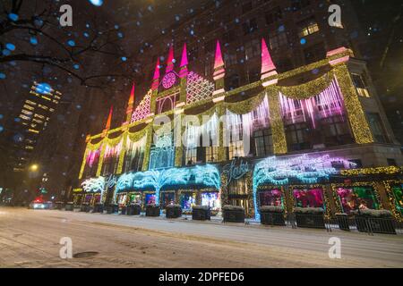 Saks 5th Avenue's Christmas Lights Show während des Schneesturms inmitten von COVID-19 NEW YORK CITY Stockfoto