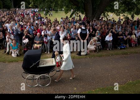 Der Herzog und die Herzogin von Cambridge mit Prinz George und Prinzessin Charlotte drängten zu ihrer Taufe in einem Vintage-Kinderwagen, den die Königin für zwei ihrer eigenen Kinder benutzte, als sie am 5. Juli in der Church of St Mary Magdalene in Sandringham, Norfolk, Großbritannien, eintreffen, 2015 als Prinzessin Charlotte wird vor der Königin und nahen Familie getauft werden. Foto von Matt Dunham/PA Wire/ABACAPRESS.COM Stockfoto